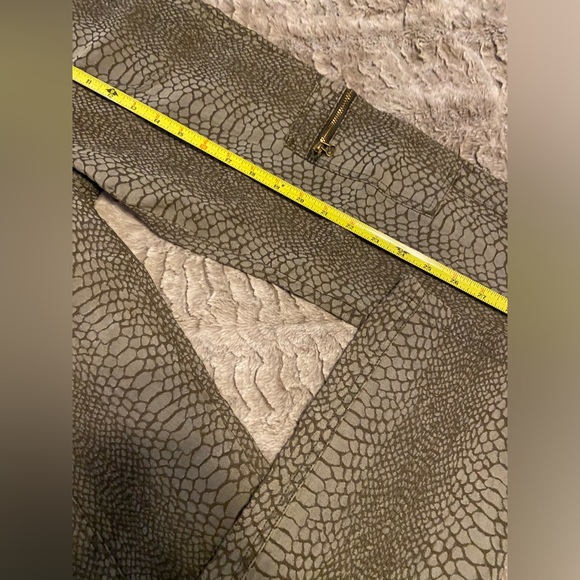 **NEW** XCVI Python Print Cargo Style Leggings - Picture 7 of 15